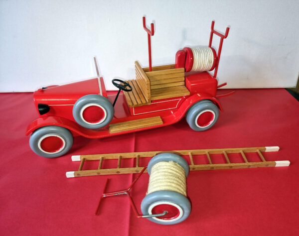 Camion de pompier Michel Aroutcheff pour Vilac en bois trés bon état Circa 1985 edition rare 39 cm x 12 cm x 9 cm les voitures de tintin