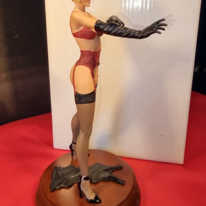 PIN UP SOUS VËTEMENTS ROUGES figurine résine neuve avec boite Dans le style de Manara